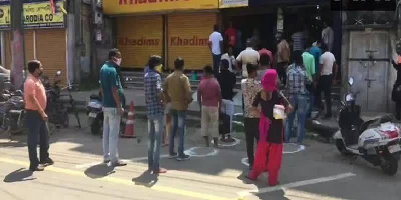 Police open the tasmac shop getting drinks