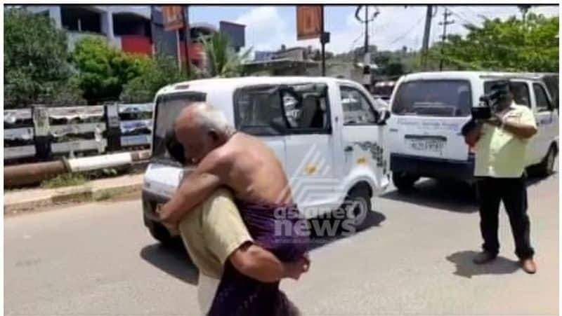 Police stop autorickshaw due to lockdown, man carries father on shoulder for 100 metres