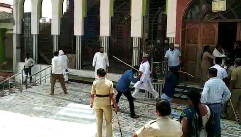 Muslims offer Namaz in Masjid despite lockdown restrictions, get thrashed by Karnataka Police