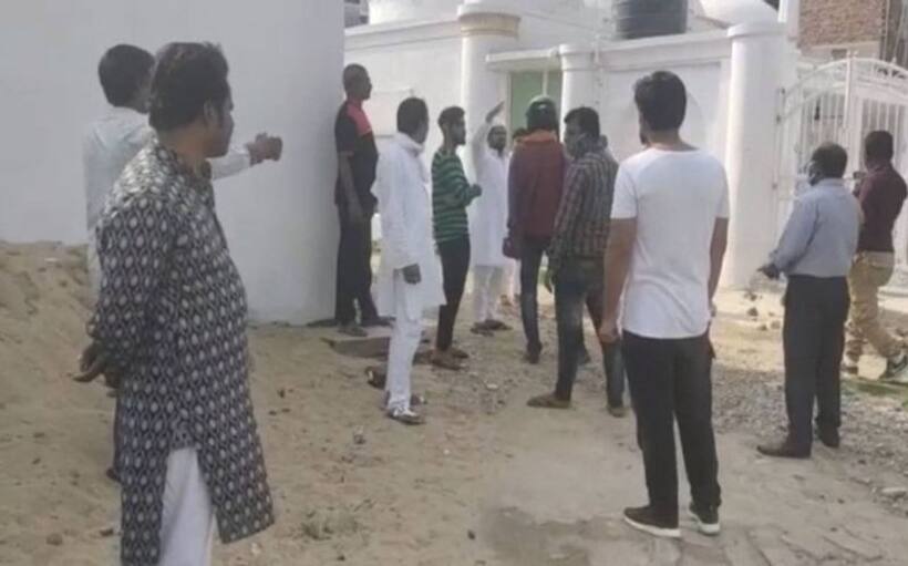 जानें क्यों बिहार में मस्जिद ने बरसने लगे पत्थर और ईटे