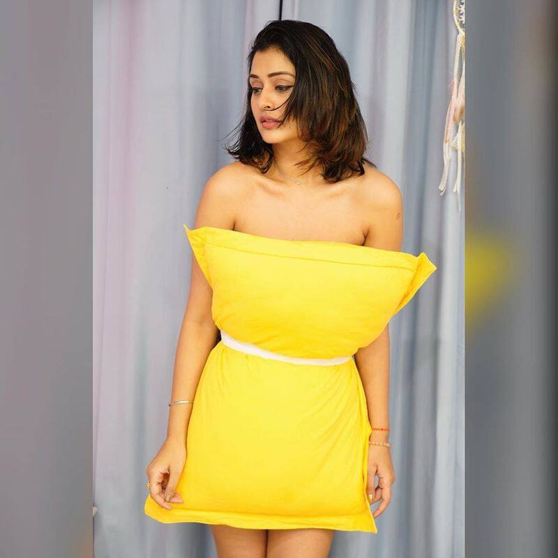 Young Herione Payal Rajput  Hot Pillow challenge photo going viral