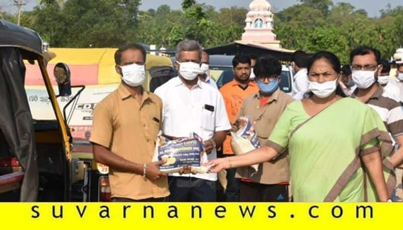 MP Shoba karandlaje distributes food kit to auto drivers in chikkamagalur