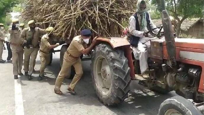 बीच रास्ते बंद हुआ किसान का ट्रैक्टर, एसपी ने धक्का लगाकर कराया ऐसे स्टार्ट