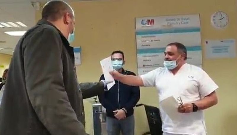 Coronavirus Spanish cab driver gets standing ovation surprise cheque from doctors video