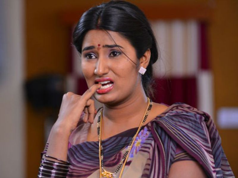 <p>స్వాతి నాయుడు- బుల్లి తెరపై యాంకర్ గా ప్రస్థానం మొదలుపెట్టి ఆ తరువాత బి గ్రేడ్ వీడియోలు, పోర్న్ స్టార్ గా మారింది. సెక్స్ ఎడ్యుకేషన్ కి సంబంధించిన డాక్టర్ సమరం షోలకు యాంకర్ గా వ్యవహరిస్తూ, శృంగారానికి సంబంధించిన విషయాలను బోల్డ్ గా చెప్పడం, బి గ్రేడ్ సినిమాల్లో హీరోయిన్ కూడా అవడంతో... ఆమె ఒక చిన్న సైజు దేశీ శృంగార దేవతగా మారిపోయింది. </p>
<p>స్వాతి నాయుడు- బుల్లి తెరపై యాంకర్ గా ప్రస్థానం మొదలుపెట్టి ఆ తరువాత బి గ్రేడ్ వీడియోలు, పోర్న్ స్టార్ గా మారింది. సెక్స్ ఎడ్యుకేషన్ కి సంబంధించిన డాక్టర్ సమరం షోలకు యాంకర్ గా వ్యవహరిస్తూ, శృంగారానికి సంబంధించిన విషయాలను బోల్డ్ గా చెప్పడం, బి గ్రేడ్ సినిమాల్లో హీరోయిన్ కూడా అవడంతో... ఆమె ఒక చిన్న సైజు దేశీ శృంగార దేవతగా మారిపోయింది. </p>
