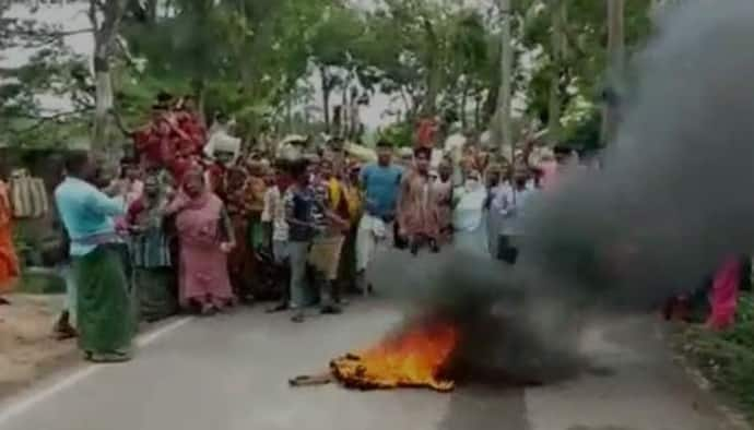 'লতা-পাতা খেয়ে' ভরাতে হচ্ছে পেট, খাবারের দাবিতে পথ অবরোধ মথুরাপুরে