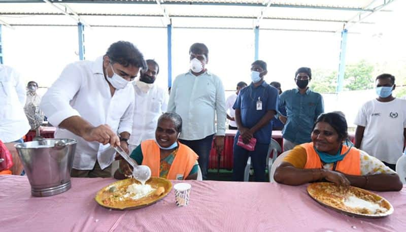 telangana minister ktr praises sanitation workers