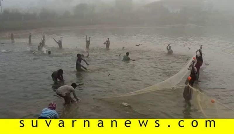 People rush to buy lake fish in Madikeri without following lockdown protocol