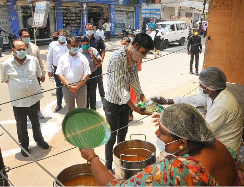 telangana cs somesh kumar inspects arrangements at Annapurna Canteen