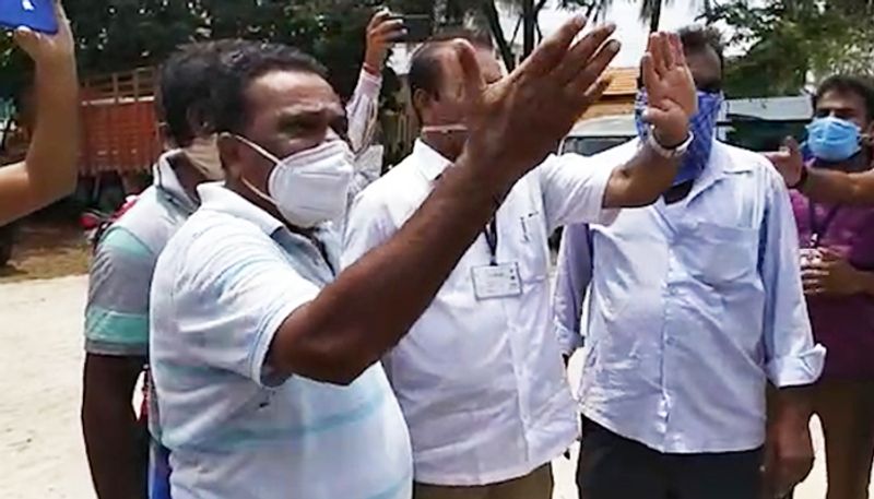 Karnataka Mandya MLC opposes COVID-19 tests; son detained for assaulting journalist