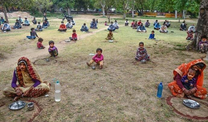 दुखद तस्वीर: दादी अपने पोते को दूध की जगह पिला रही चावल का पानी, घर में नहीं बचा अनाज का भी एक दाना