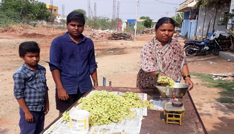 Gram Panchayat Member Ratnavva Bhajantri Sell Fruits in Hanumasagara in Koppal district due to Lockdown