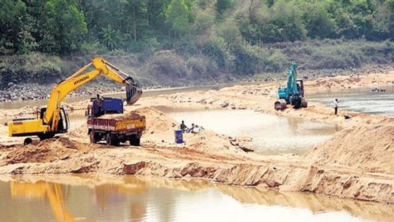 Police Raid on illegal Sand Mafia at Surapura in Yadgir grg