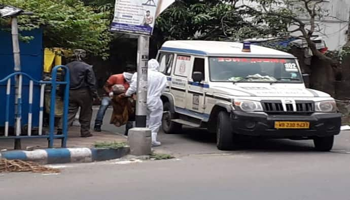 ফুটপাতে রোগী ফেলে পালানোর চেষ্টা পিপিই বেশধারী স্বাস্থ্যকর্মীদের, দেখুন ভিডিও