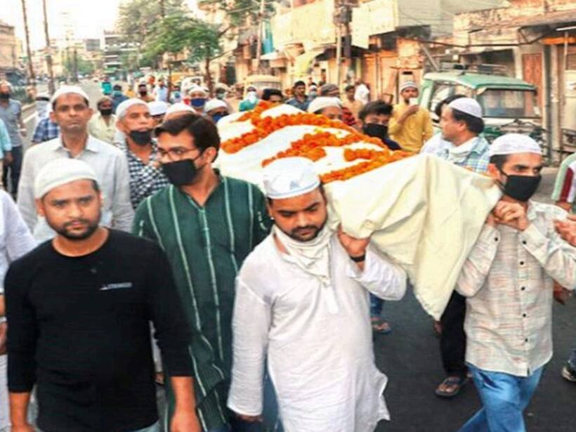 Humanity in Lockdown: Fasting Muslim men gave shoulders to Hindu priest's Bier in Meerut
