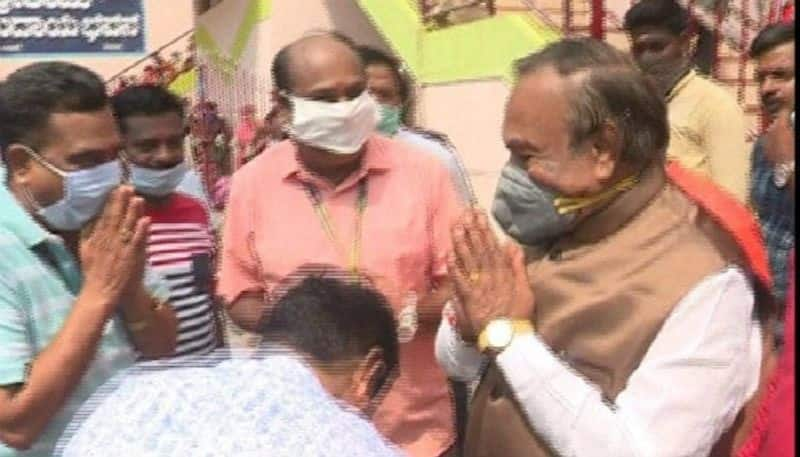 tahsildar takes blessing from Minister KS Eshwarapa With touch His feet in Shivamogga