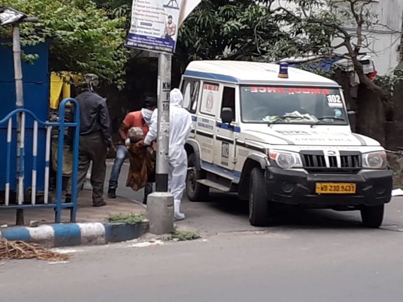 Health workers in ambulance try to flee leaving patient on sidewalk in Kolkata