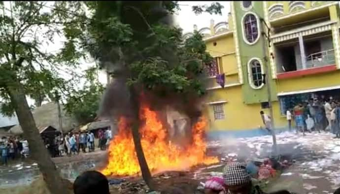 রেশনে 'কারচুপি', ডিলারের বাড়ির সামনে আগুন জ্বালিয়ে বিক্ষোভ গ্রাহকদের