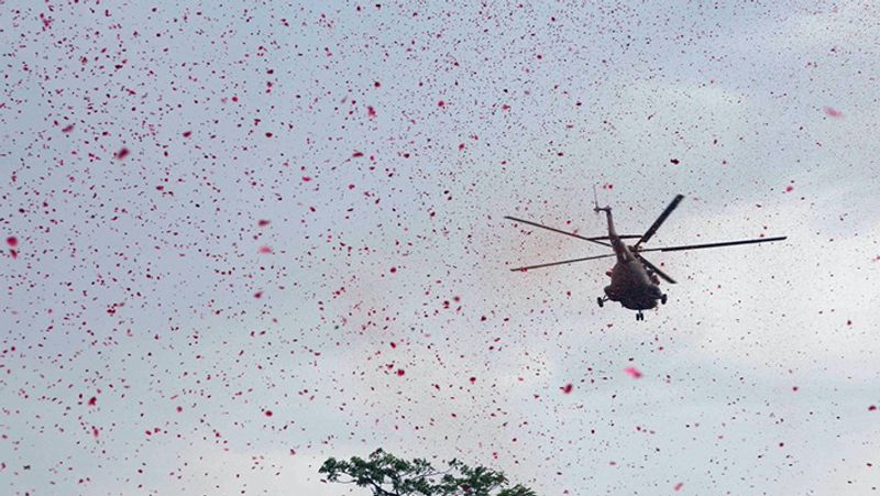 Aircraft Fly Over Delhi's Rajpath to Thank Covid-19 Warriors; SU-30 Adorn Sky Over Mumbai's Marine Drive