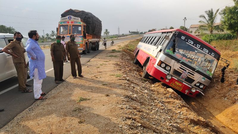 KSRTC Bus accident Near Bellary after Drop migrant workers at Bagalkot