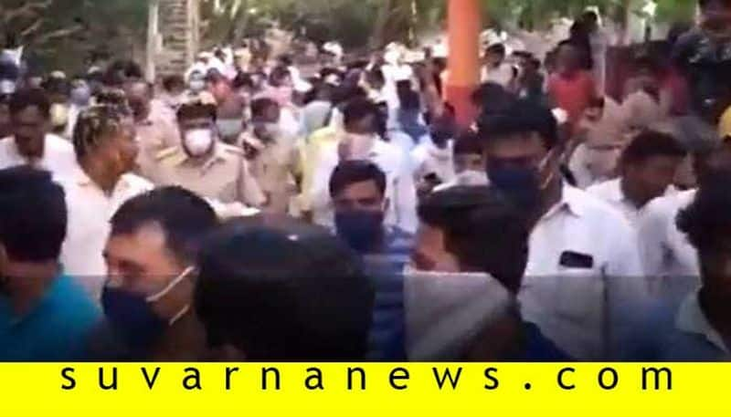 Vijayapura PSI felicitated in Vijaypura barring Lockdown rules