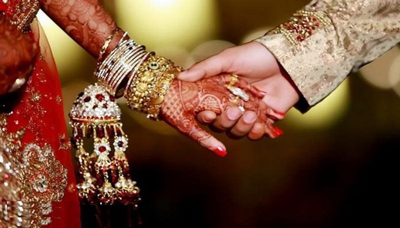 Andhra Pradesh People Attends The Wedding Without Having Pass Newly Wedded Couple In Quarantine