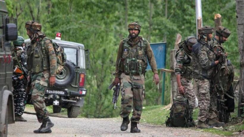 जम्मू कश्मीर के कुलगाम  में जारी है सुरक्षाबलों और आतंकियों में मुठभेड़