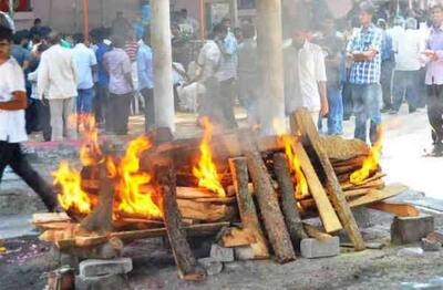 कहीं छूने की इजाजत नहीं,कहीं बिना बताए जलाए जा रहें शव... कोरोना से कुछ यूं बदला मौत के बाद का रिवाज