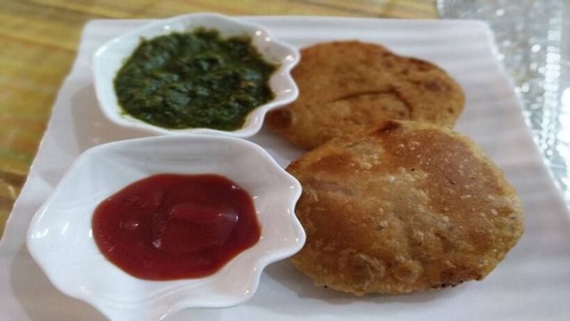 लॉकडाउन में चटपटा खाने का मन हो तो बनाएं आलू प्याज की कचौड़ी, जानें इसकी रेसिपी