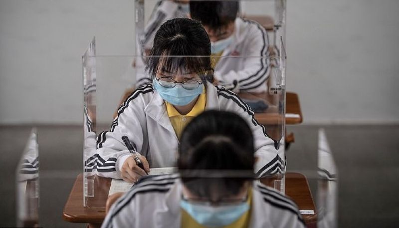 plastic screens on desks at school to prevent covid spreading