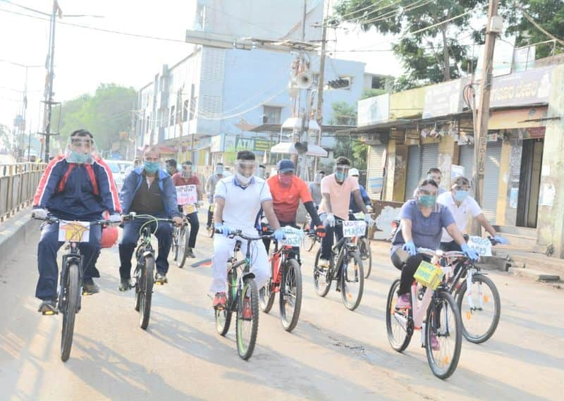 Chitradurga SP Radhika bycycle jatha For Awareness on Coronavirus