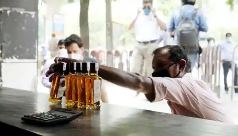 Supreme Court refuses to ban selling of liquor, says states can consider online sale