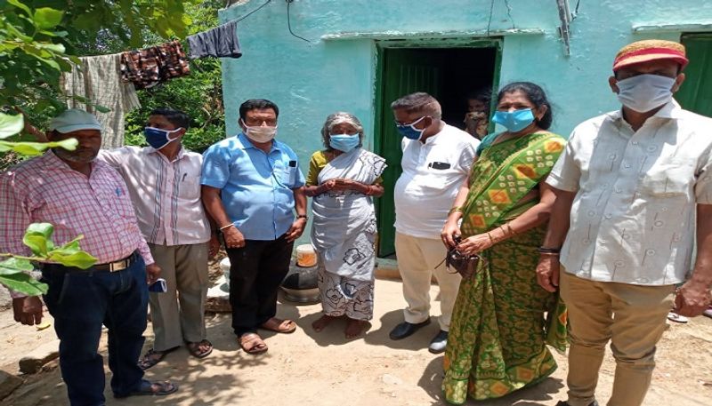 Journalists help to Old Age Woman in Gangavati in Koppal District during Lockdown