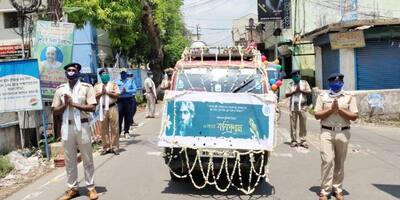 পুলিশকর্মীদের মাথায় এবার পুষ্পবৃষ্টি, রবি-দিবসে বদলে গেল হাওড়া