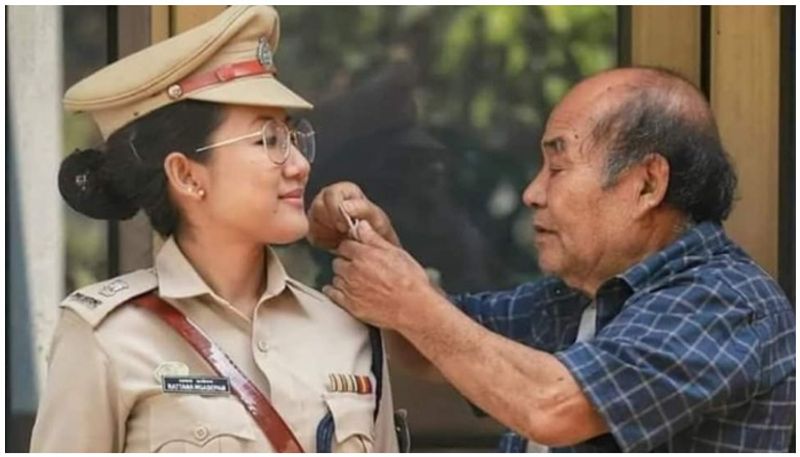 Dad checks stars on cop daughters uniform, viral photo inspires netizens