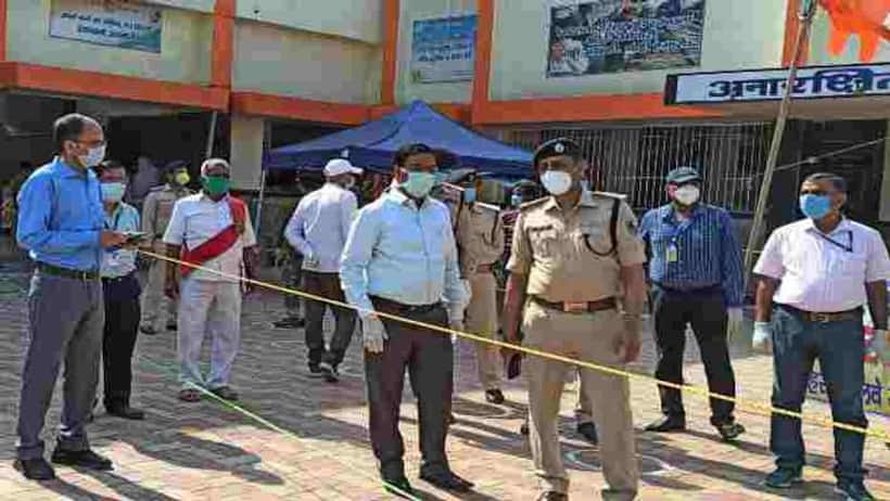 यूपी राजस्थान बार्डर पर प्रवासियों को बार्डर पार करा रही है राजस्थान पुलिस