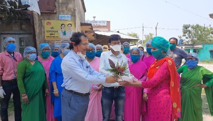 'করোনা যোদ্ধা'র স্বীকৃতি,  অ্যাম্বুল্যান্স চালককে সংবর্ধনা স্বাস্থ্য দপ্তরের