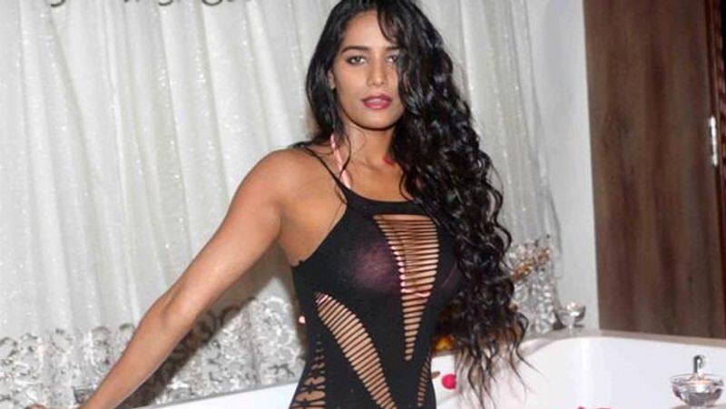 actress poonam pandey love robot adult only video viral in instagram