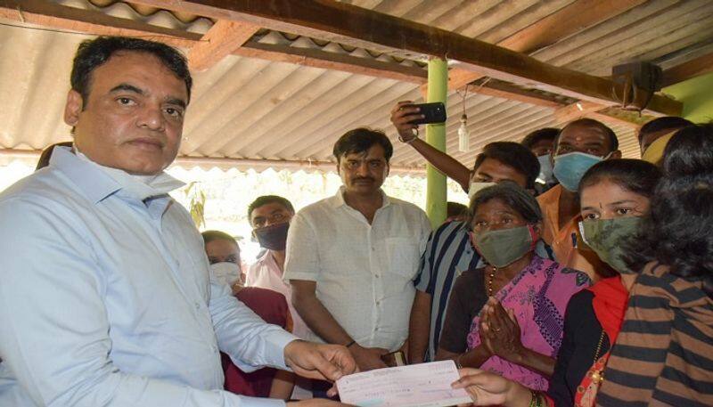 DCM C N Ashwath Narayan Given Compensation Check to Dead Journalist Family in Ramanagara