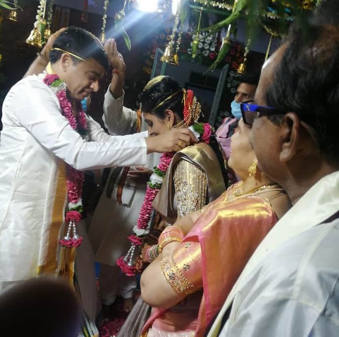<p>స్టార్ ప్రొడ్యూసర్ దిల్ రాజు ఆదివారం రాత్రి రెండో వివాహం చేసుకున్నారు. మూడేళ్ళ క్రితం దిల్ రాజు సతీమణి అనిత మరణించిన సంగతి తెలిసిందే. అప్పటి నుంచి ఆయన ఒంటరిగానే&nbsp;జీవిస్తున్నారు. తన వ్యక్తిగత జీవితంలో విషాదం నెలకొన్నపటికీ వృత్తిపై&nbsp;ఆ ప్రభావం పడనీయలేదు.&nbsp;</p>
