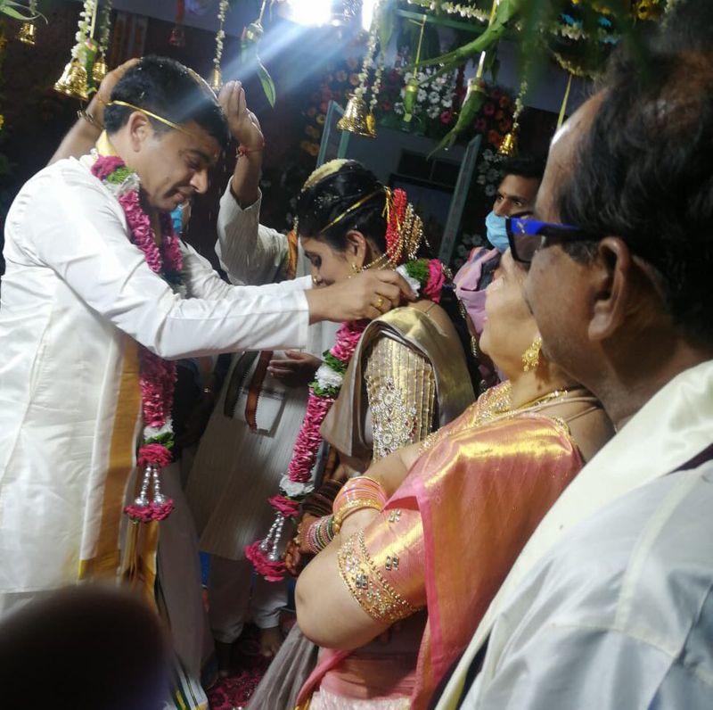 <p>స్టార్ ప్రొడ్యూసర్ దిల్ రాజు ఆదివారం రాత్రి రెండో వివాహం చేసుకున్నారు. మూడేళ్ళ క్రితం దిల్ రాజు సతీమణి అనిత మరణించిన సంగతి తెలిసిందే. అప్పటి నుంచి ఆయన ఒంటరిగానే జీవిస్తున్నారు. తన వ్యక్తిగత జీవితంలో విషాదం నెలకొన్నపటికీ వృత్తిపై ఆ ప్రభావం పడనీయలేదు. </p>
<p>స్టార్ ప్రొడ్యూసర్ దిల్ రాజు ఆదివారం రాత్రి రెండో వివాహం చేసుకున్నారు. మూడేళ్ళ క్రితం దిల్ రాజు సతీమణి అనిత మరణించిన సంగతి తెలిసిందే. అప్పటి నుంచి ఆయన ఒంటరిగానే జీవిస్తున్నారు. తన వ్యక్తిగత జీవితంలో విషాదం నెలకొన్నపటికీ వృత్తిపై ఆ ప్రభావం పడనీయలేదు. </p>
