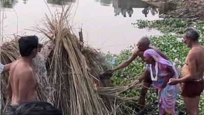 पिता की मौत के बाद भी परदेश से ना आ सके बेटे, 65 साल की बुजुर्ग महिला ने दी पति को मुखाग्नि