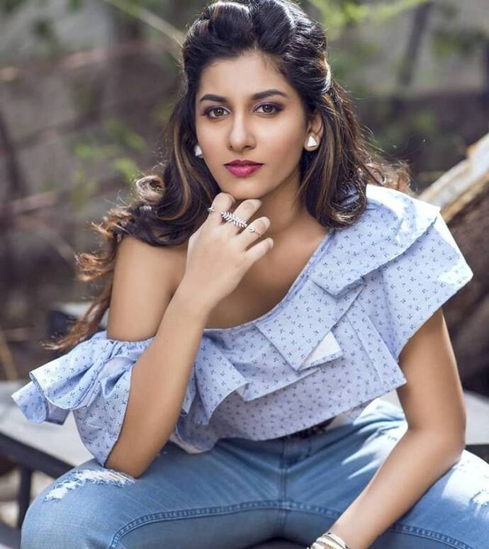 <p style="text-align: justify;">యాంకర్ విష్ణుప్రియ భీమినేని, పొడుగు ముక్కుతో ఎనర్జిటిక్ గా కనబడుతూ, ఈటీవీలో ప్రసారమయ్యే పోవే పోరా షోతో బాగా పాపులర్ అయ్యింది. ఆకట్టుకునే అందం, గలగలా మాట్లాడే మాటలు, అన్ని వెరసి కుర్రకారు గుండెల్ని కొల్లగొట్టింది ఈ హాట్ బ్యూటీ. అంతే కాకుండా ఈ మధ్య ఫోటో షూట్లతో కాక రేపుతోంది కూడా..!</p>
