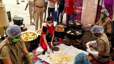 जब थाने में जाकर डांसर सपना चौधरी बेलने लगीं पूड़ियां, लोगों ने कहा असली हरियाणवी छोरी