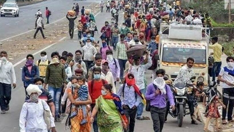 नक्सली इलाकों में प्रवासी चल रहे हैं पैदल,  कभी हो सकता ब्लास्ट