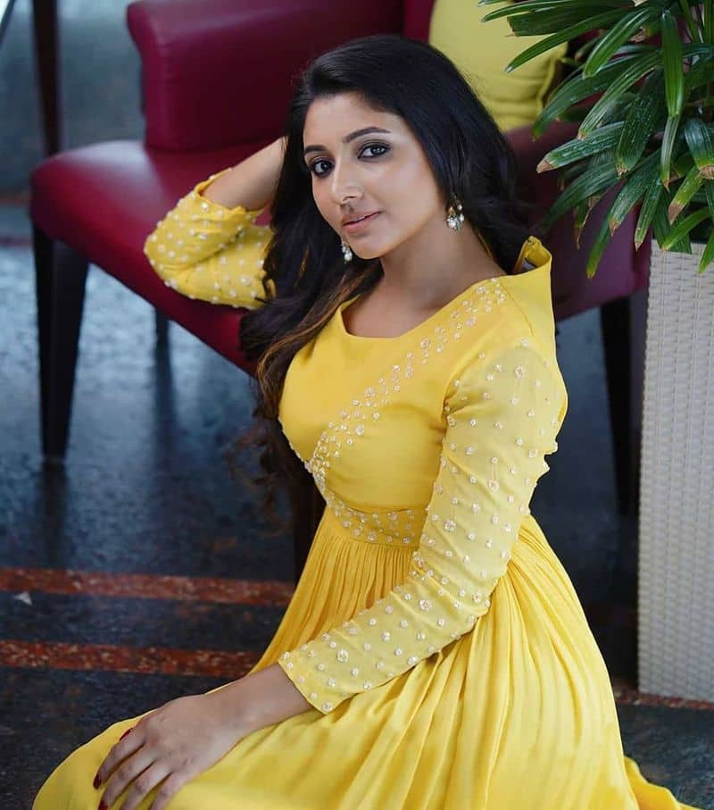 actress adhiti menon change name and concentrate tamil movies