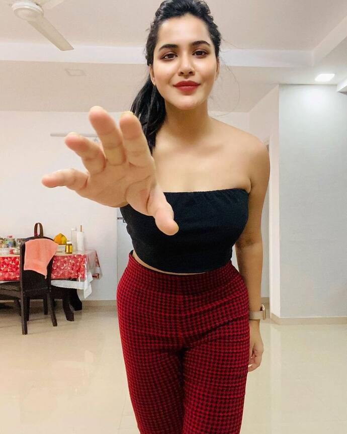 <p>(Courtesy: Instagram) అషు రెడ్డి సోషల్ మీడియాలో క్రేజ్ తెచ్చుకుంది.&nbsp;</p>
