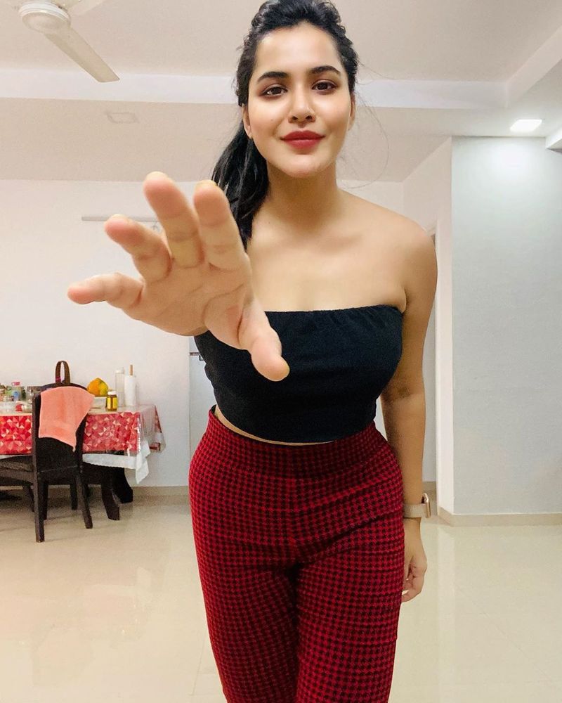 <p>(Courtesy: Instagram) అషు రెడ్డి సోషల్ మీడియాలో క్రేజ్ తెచ్చుకుంది. </p>
<p>(Courtesy: Instagram) అషు రెడ్డి సోషల్ మీడియాలో క్రేజ్ తెచ్చుకుంది. </p>