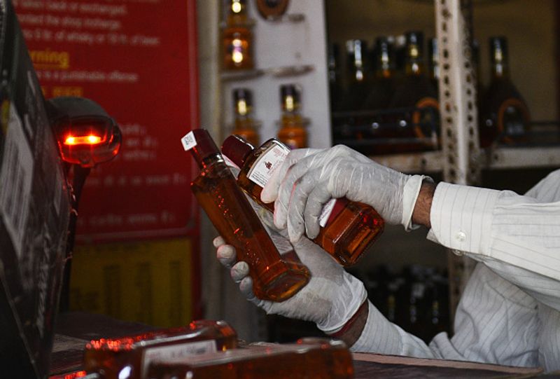 Alcohol only be sold to those with Covid vaccination certificate says Uttar Pradesh Liquor shops ckm