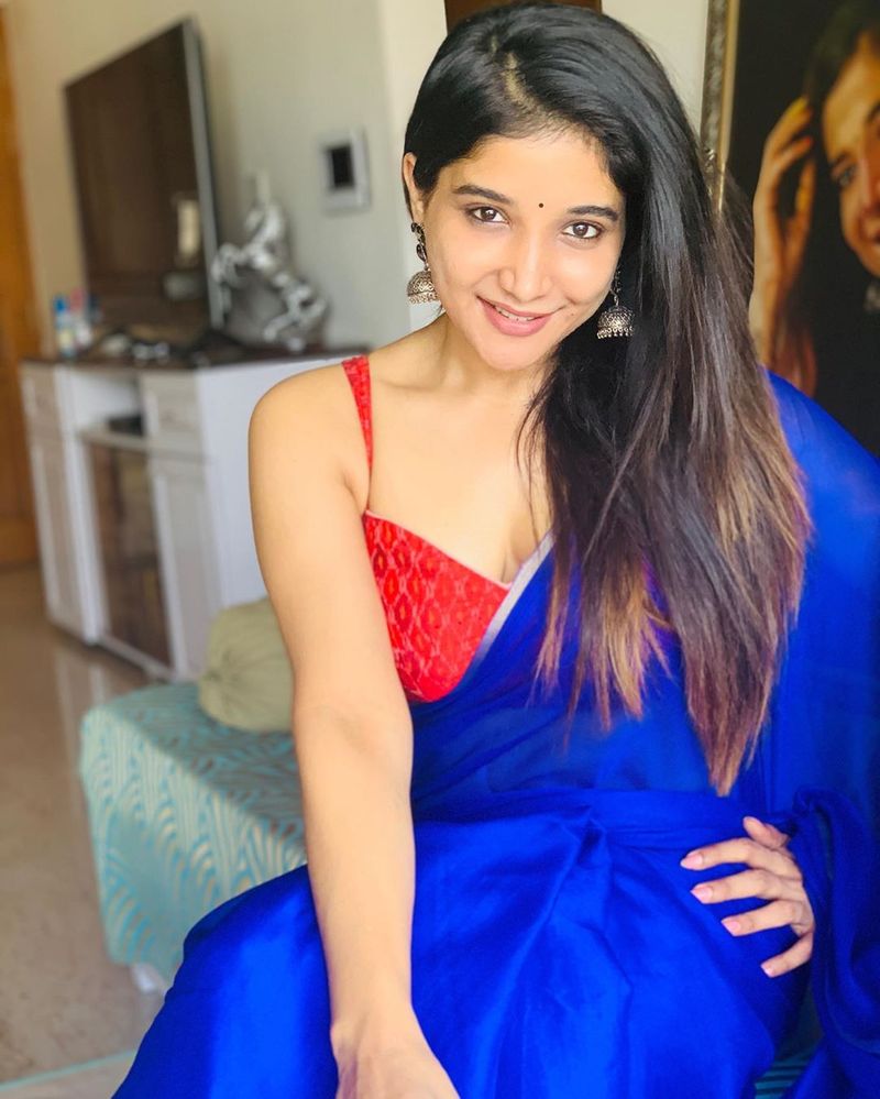 Netizens Slams Sakshi agarwal For Posting Hot Saree Photos in Instagram